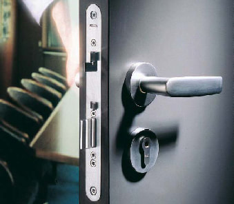 Changement de Serrure par Serrurier Bruxelles Openlock Porte sécurisé avec nouvelle serrure blindée