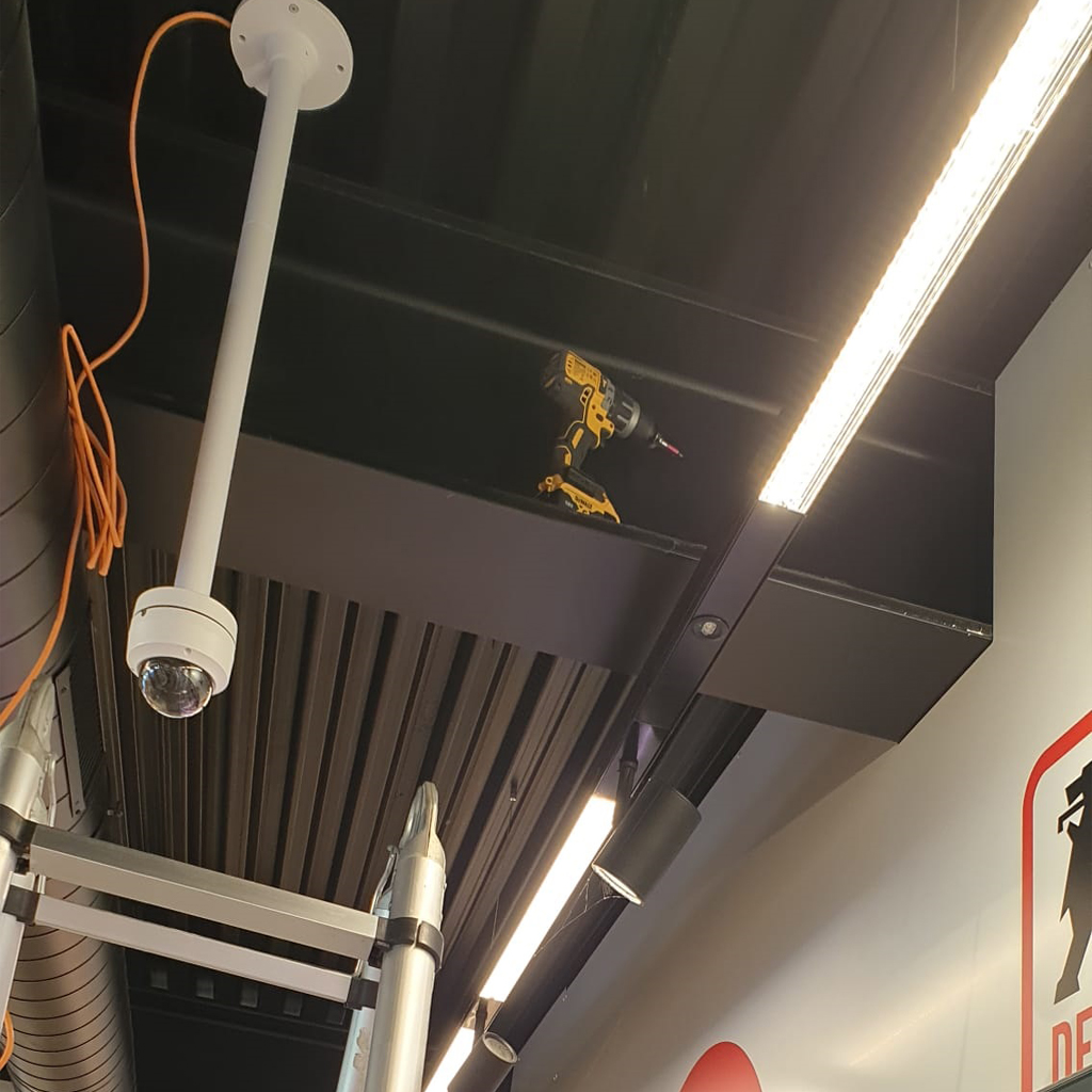 Technicien Bruxilock installant une caméra de surveillance