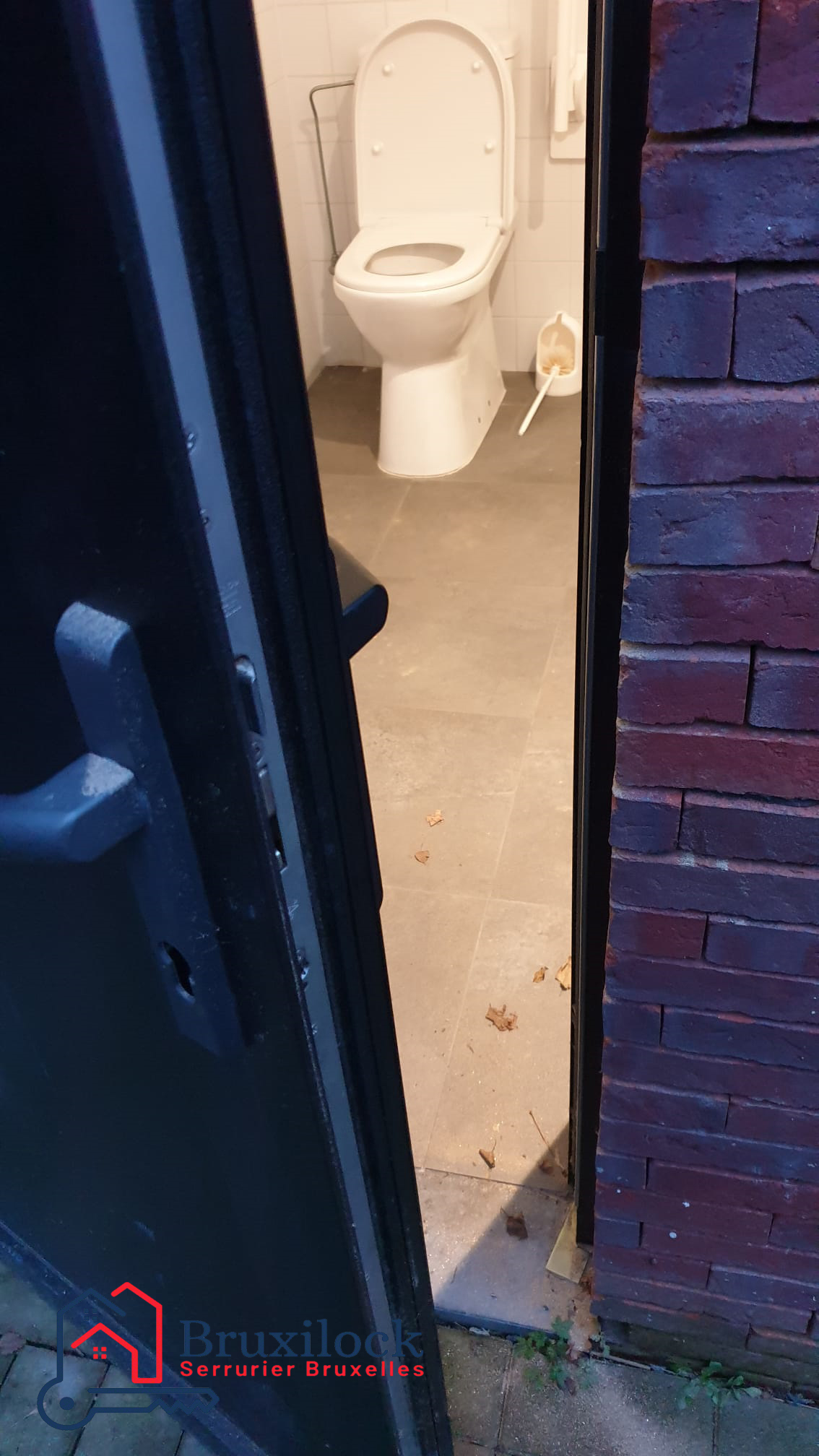 Door opening service in Brussels by Bruxilock Locksmith 1180 Brussels Uccle - La Bascule