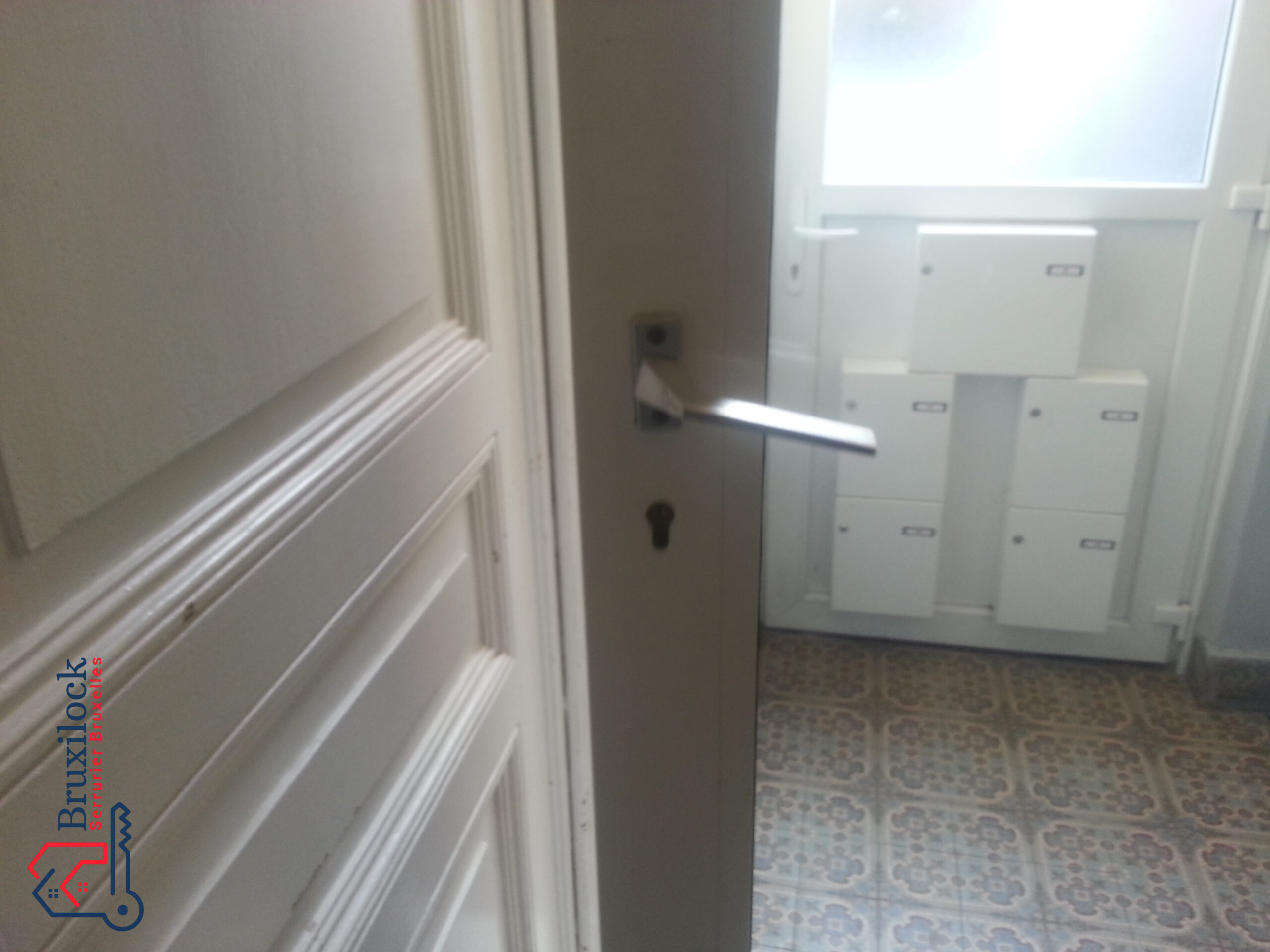 Door opening service in Brussels by Bruxilock Locksmith 1180 Brussels Uccle - La Bascule