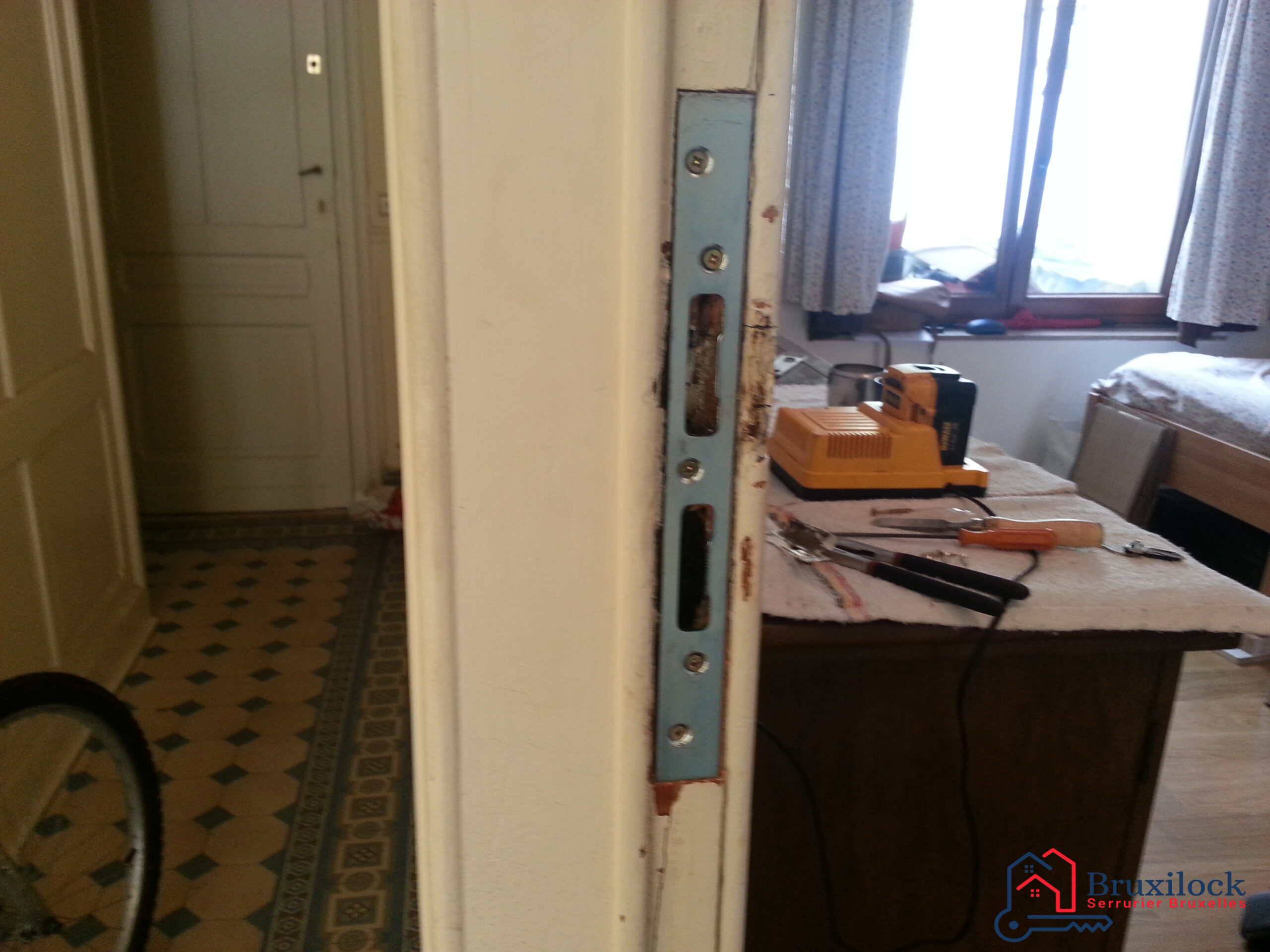 Door opening service in Brussels by Bruxilock Locksmith 1180 Brussels Uccle - La Bascule