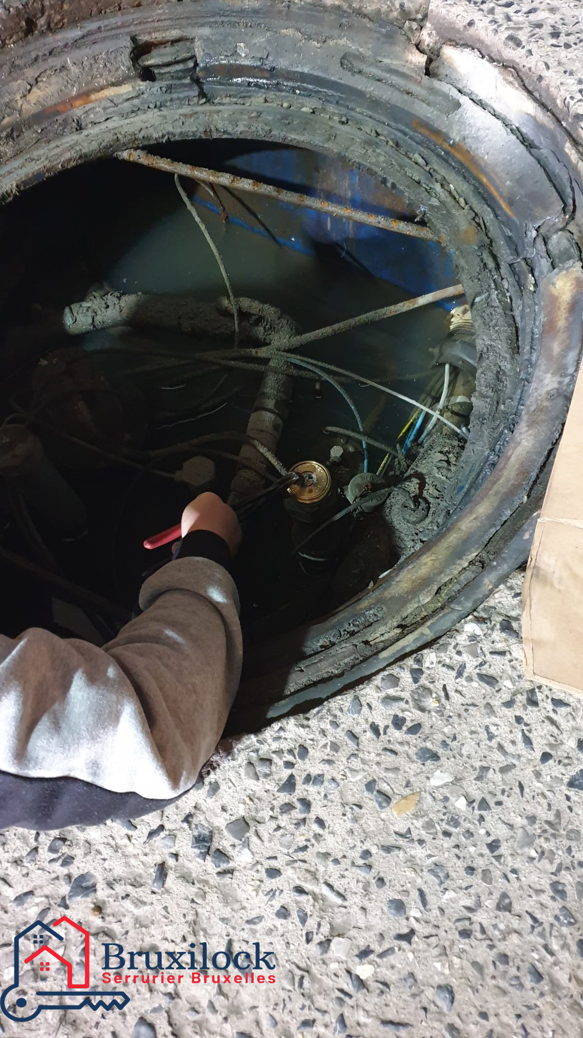 Opening of fuel tank lock at Q8 station - Bruxilock Locksmith Brussels